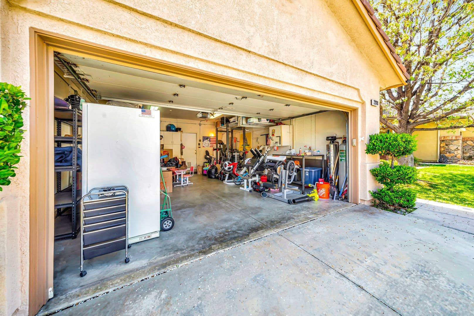 Santa Clarita House: 22818 Raintree Lane
