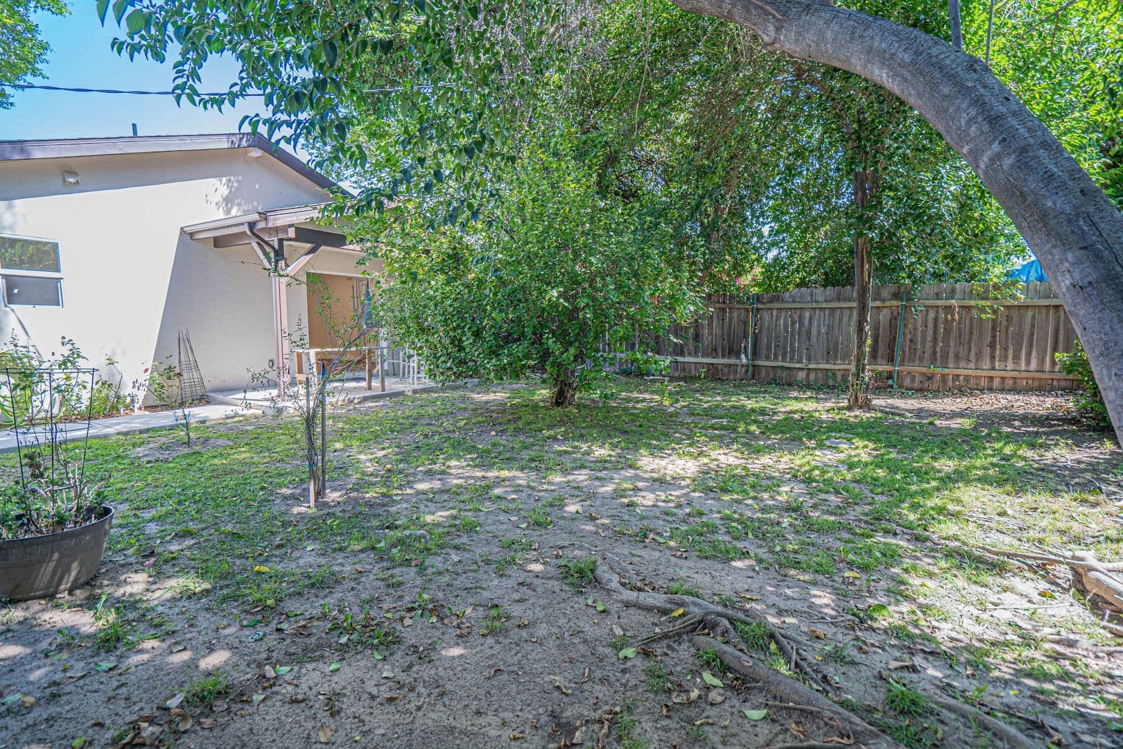 Woodland Hills House: 22742 Burbank Boulevard