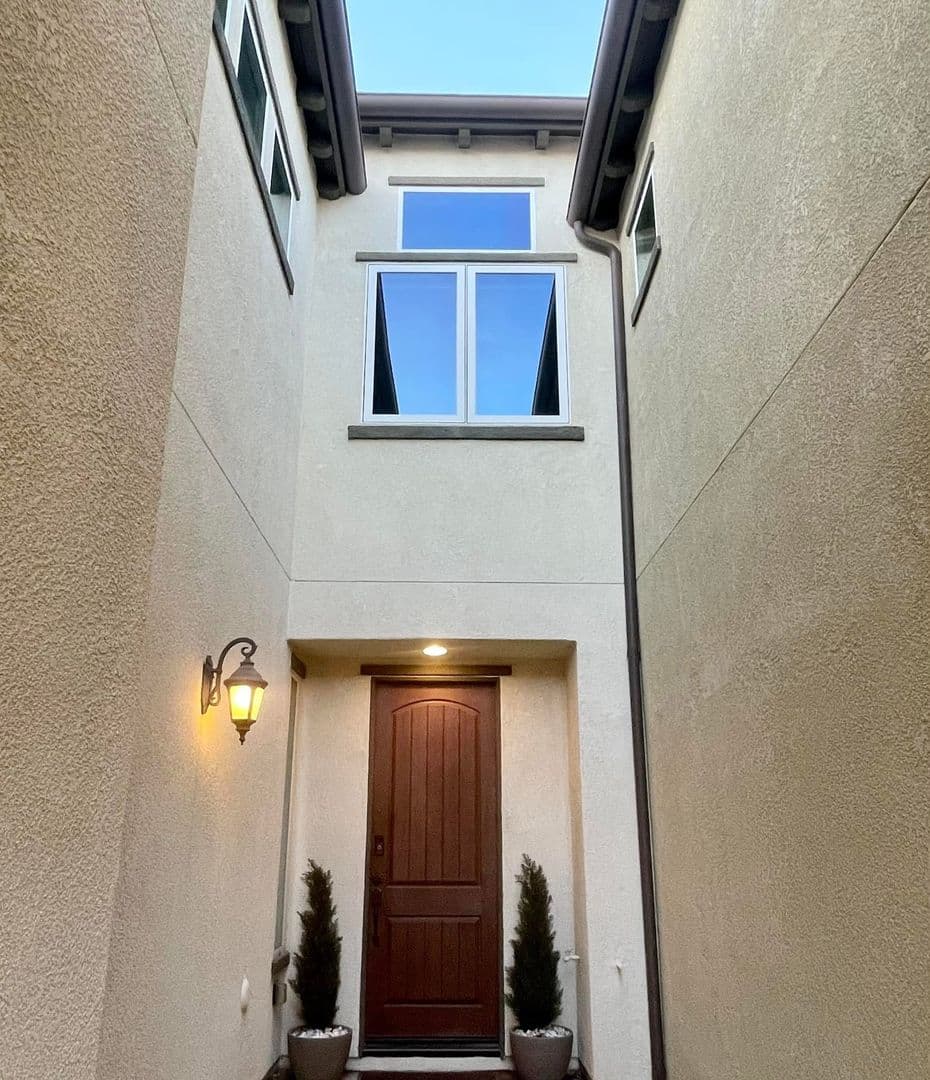 Northridge House: 20324 Paseo Del Campo