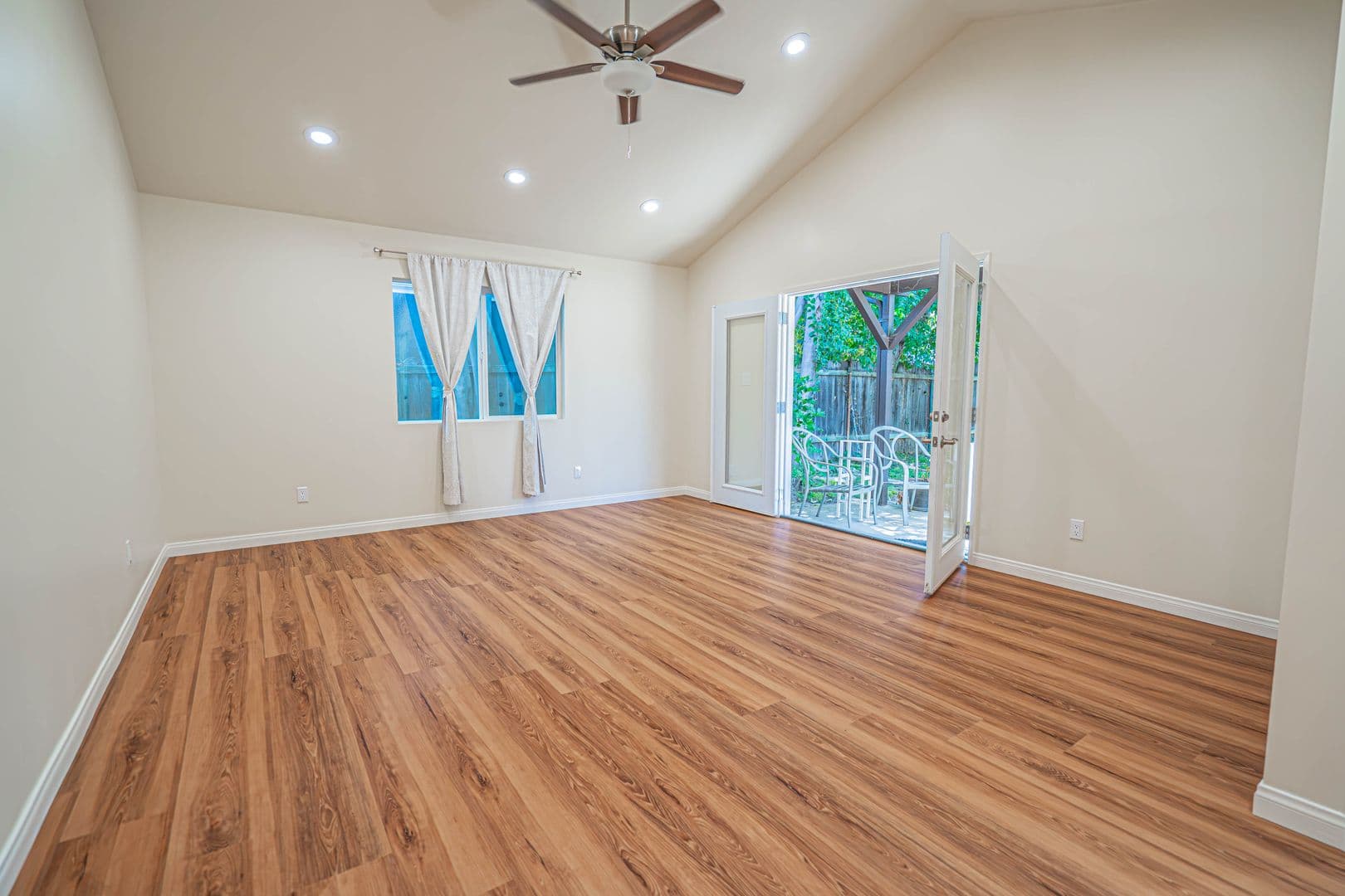 Woodland Hills House: 22742 Burbank Boulevard