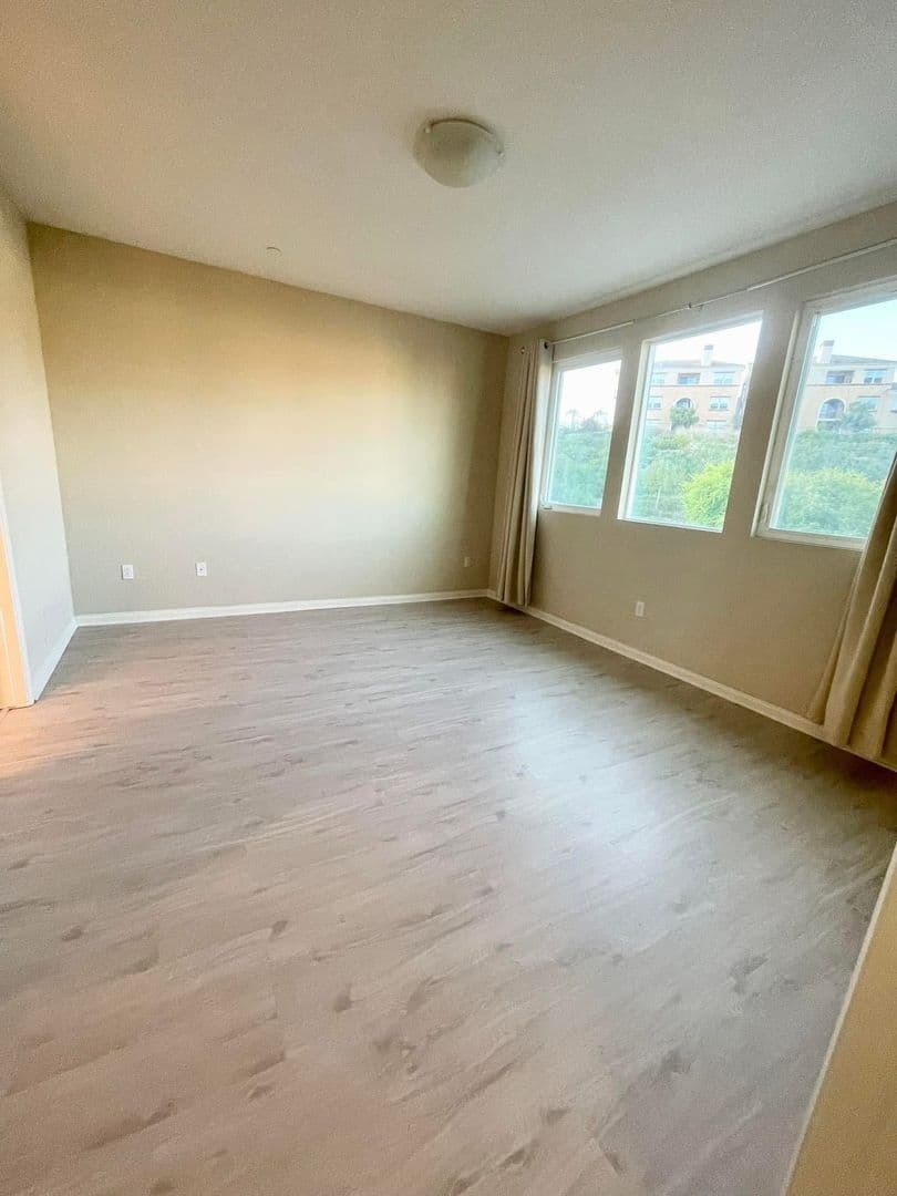 Northridge House: 20324 Paseo Del Campo