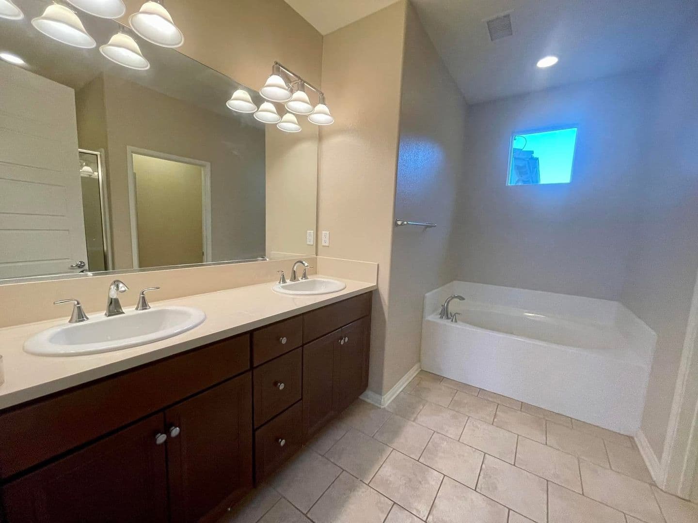Northridge House: 20324 Paseo Del Campo