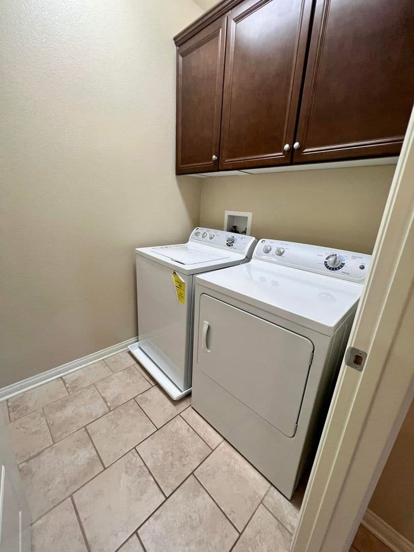 Northridge House: 20324 Paseo Del Campo