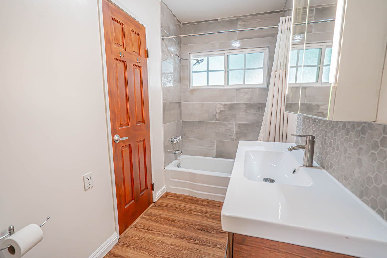 Woodland Hills House: 22742 Burbank Boulevard