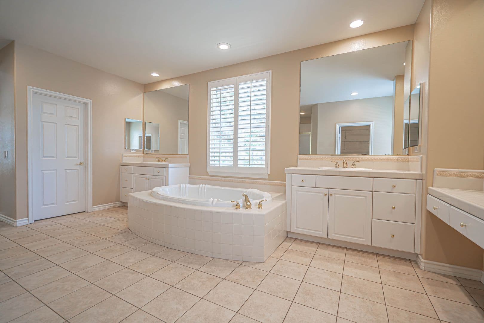 Valencia House: 23902 Lakeside Road