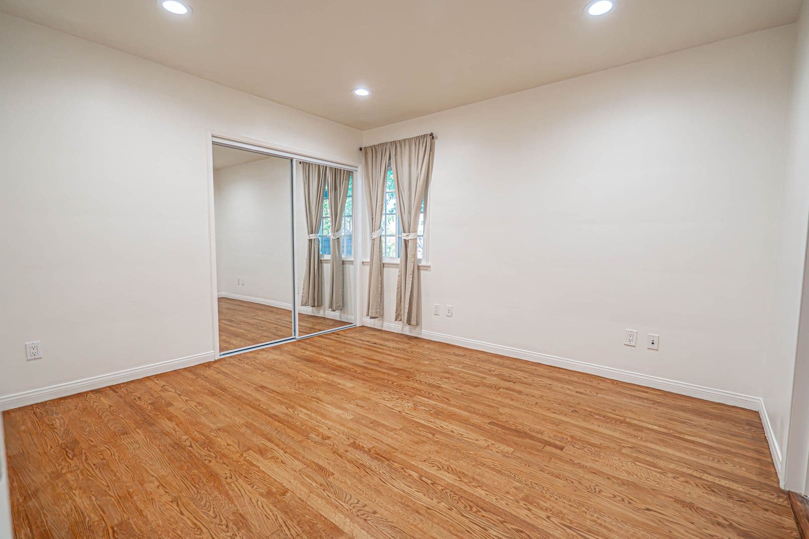 Woodland Hills House: 22742 Burbank Boulevard