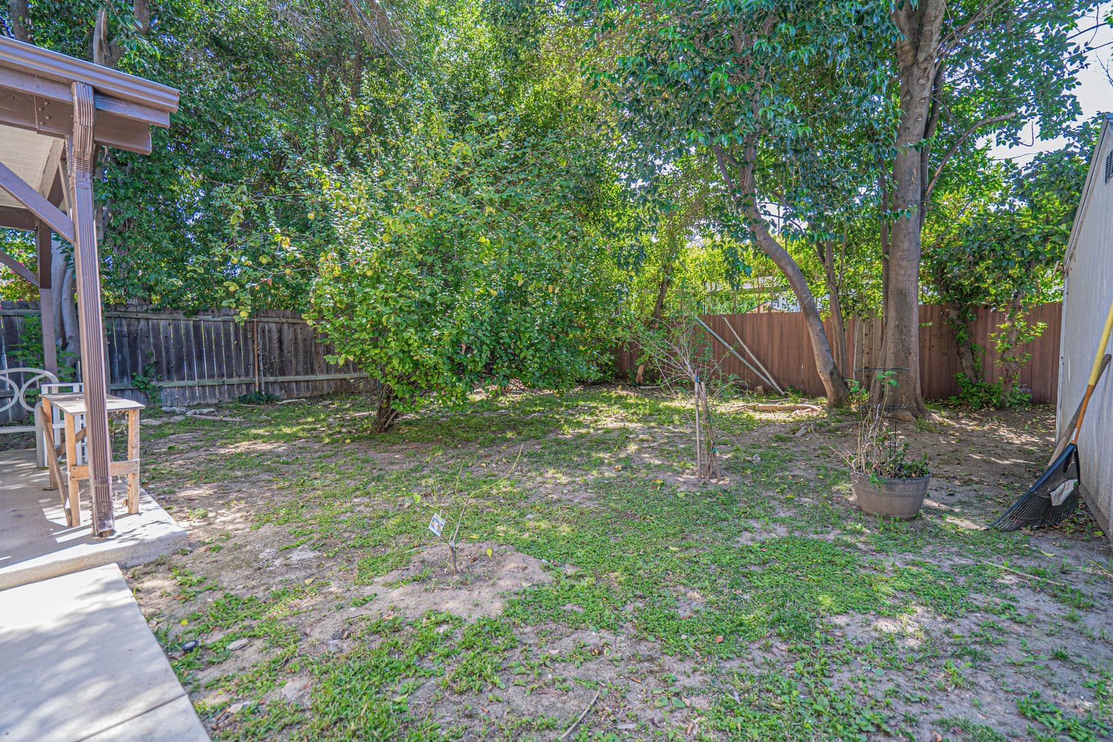 Woodland Hills House: 22742 Burbank Boulevard