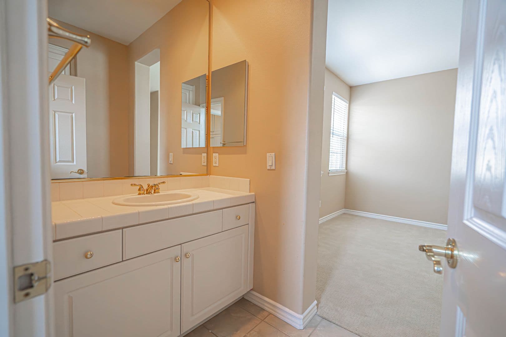 Valencia House: 23902 Lakeside Road