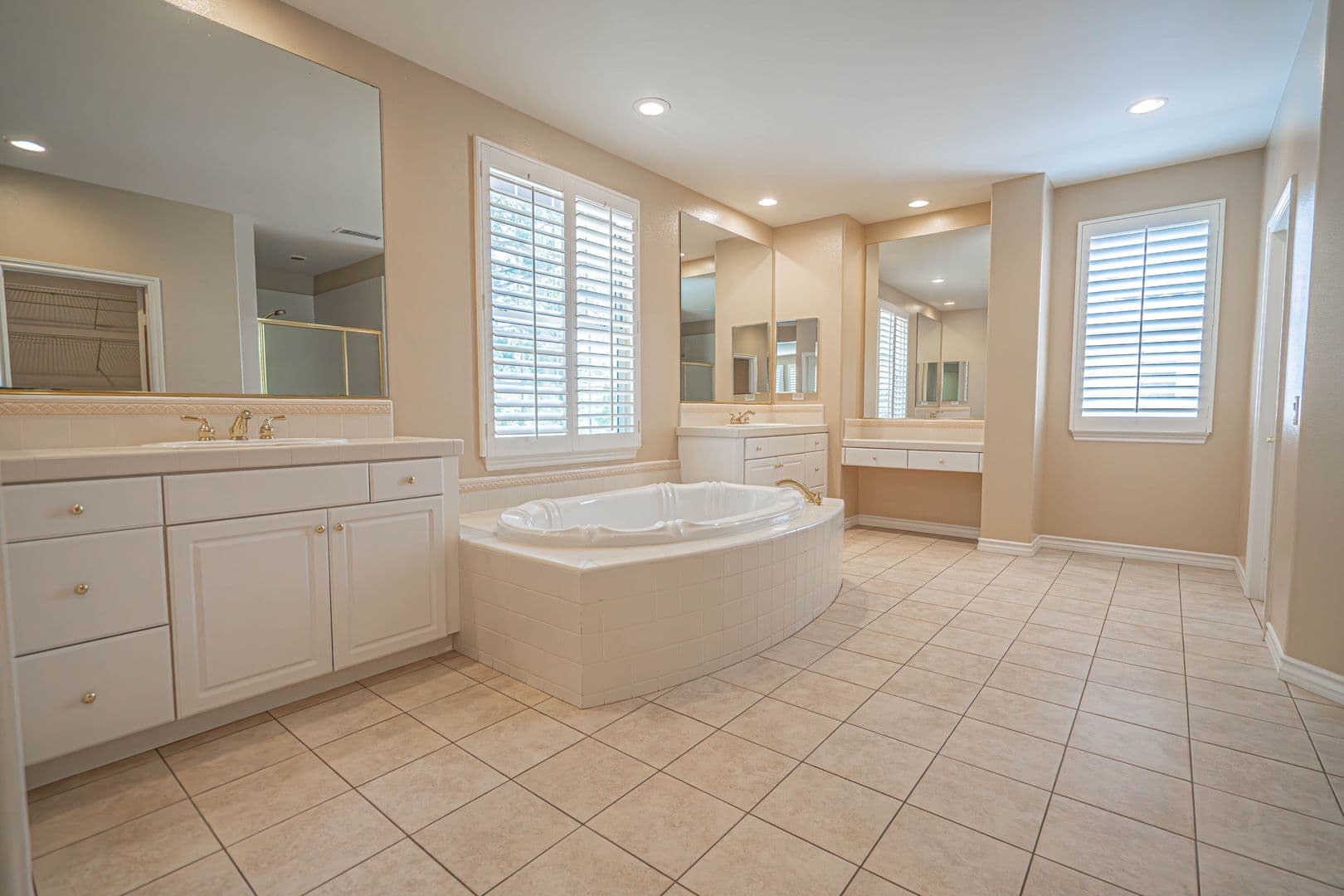 Valencia House: 23902 Lakeside Road