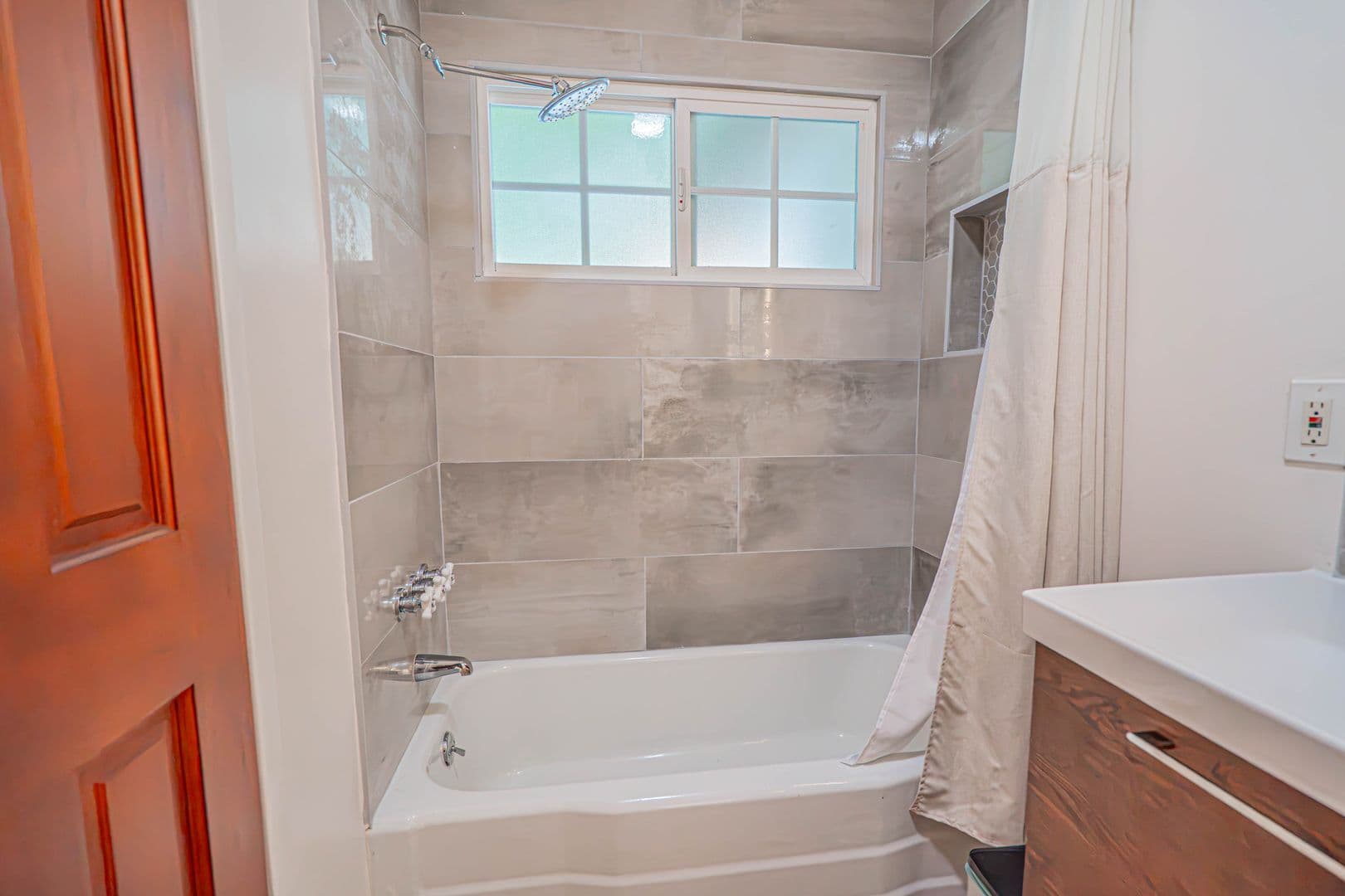 Woodland Hills House: 22742 Burbank Boulevard