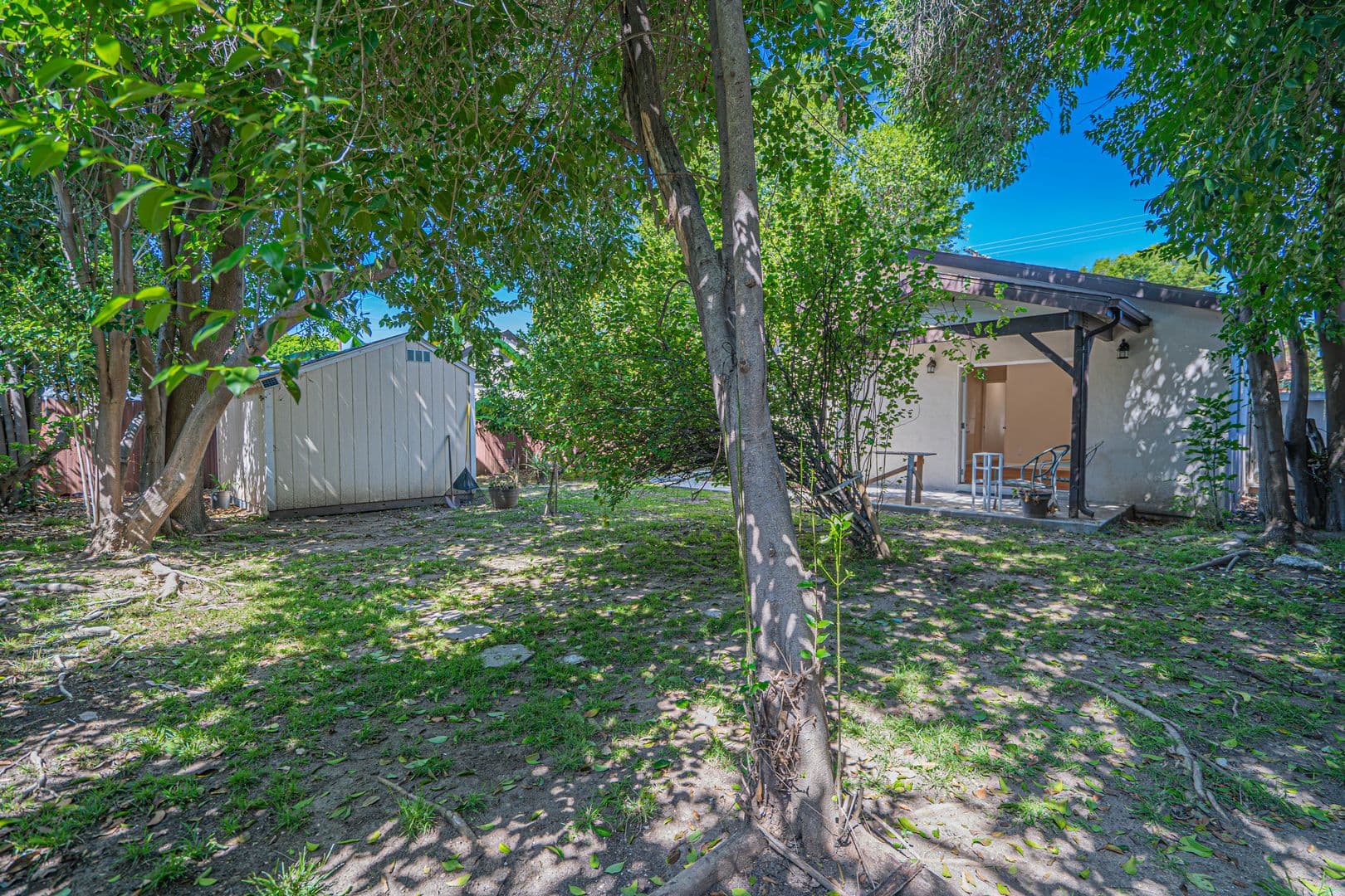 Woodland Hills House: 22742 Burbank Boulevard