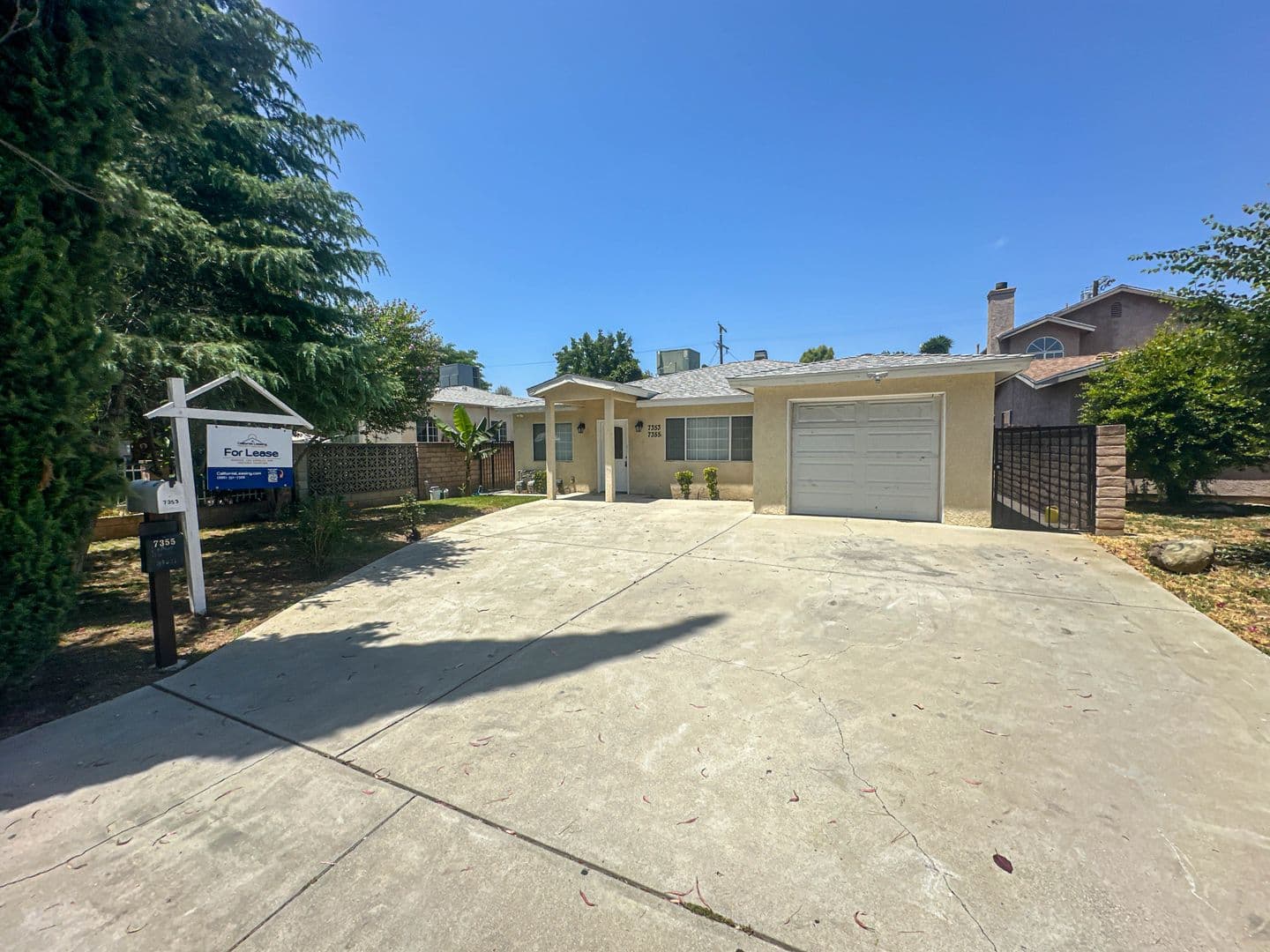 Reseda House: 7353 Yarmouth Ave