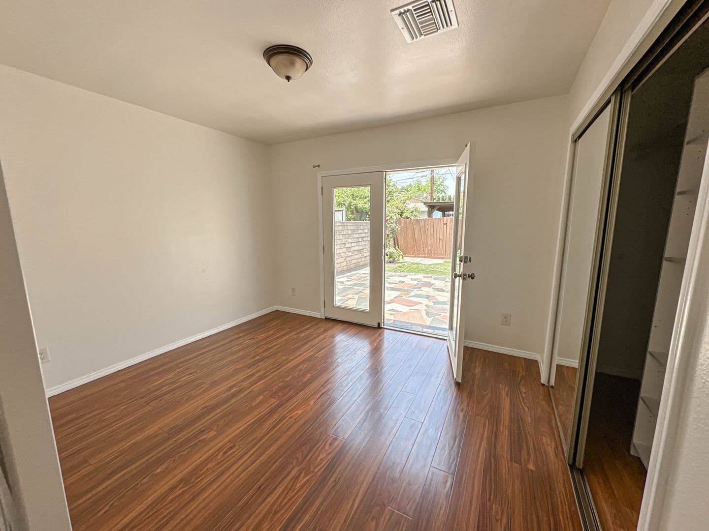 Reseda House: 7353 Yarmouth Ave