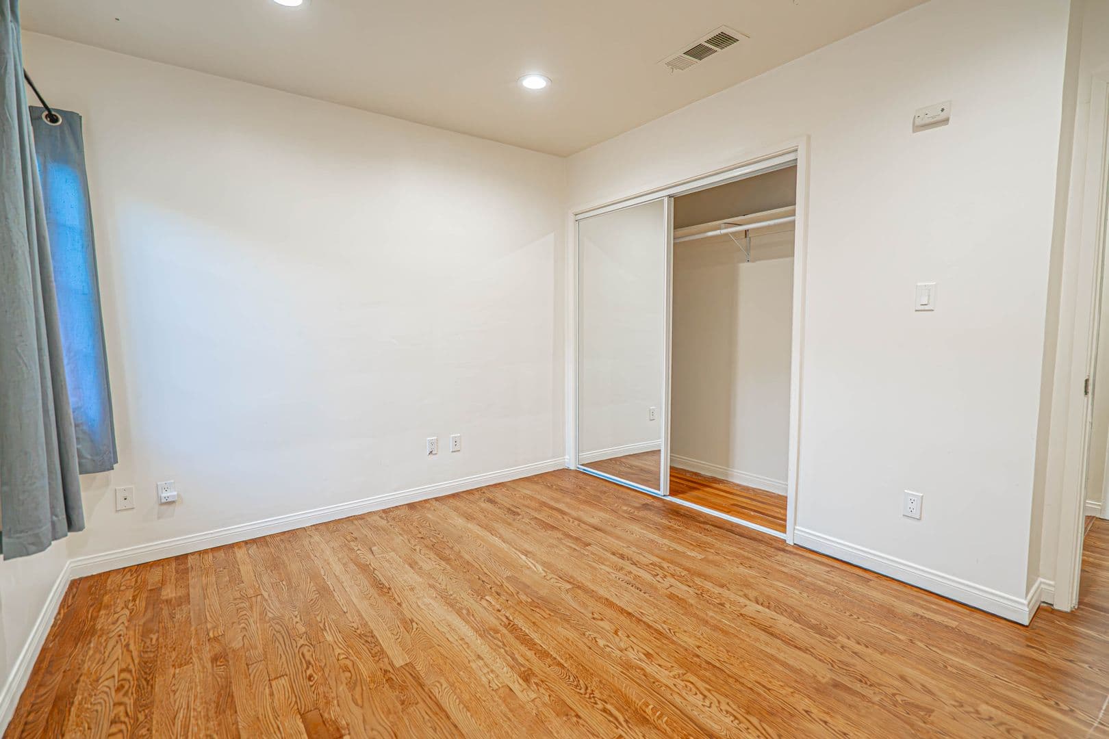 Woodland Hills House: 22742 Burbank Boulevard