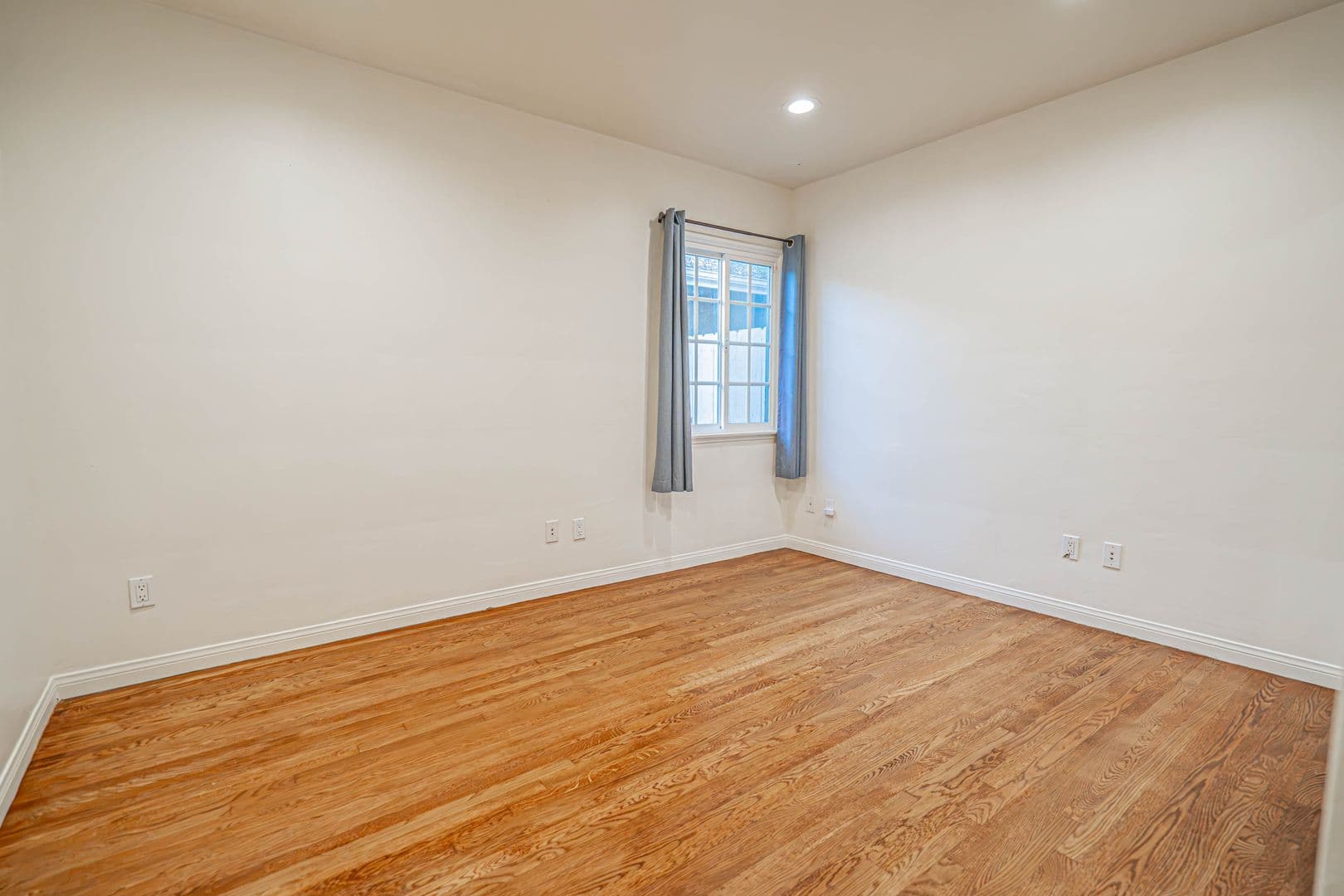 Woodland Hills House: 22742 Burbank Boulevard