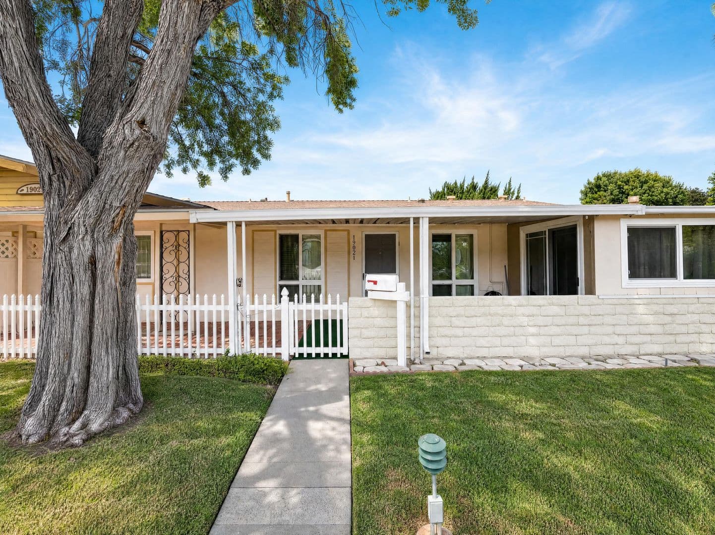 Newhall House: 19021 Avenue of the Oaks
