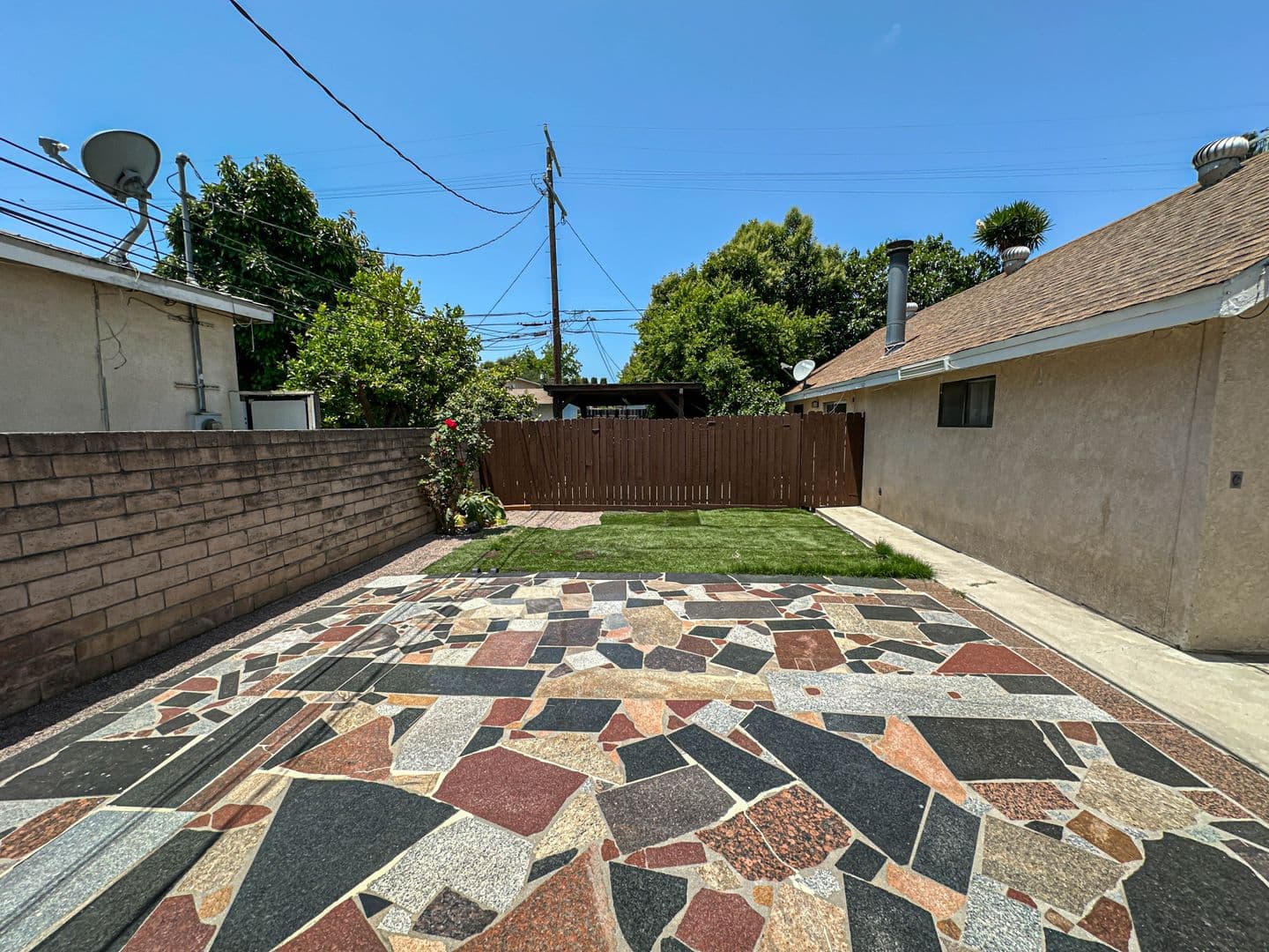 Reseda House: 7353 Yarmouth Ave