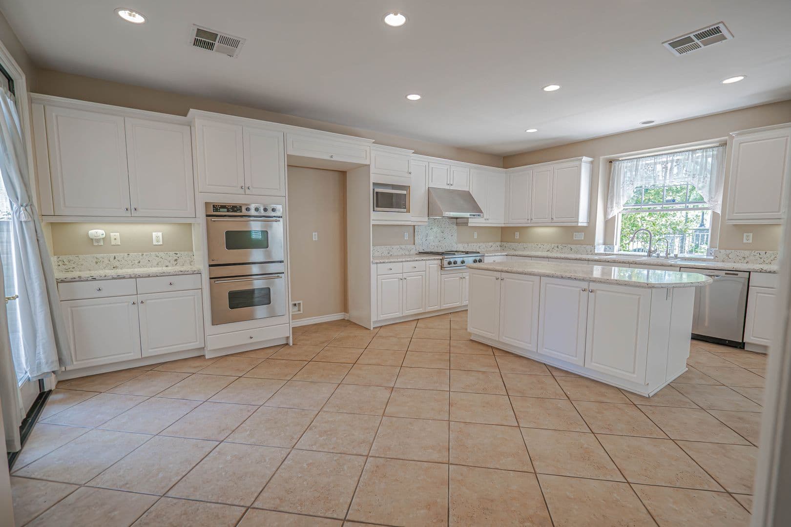 Valencia House: 23902 Lakeside Road