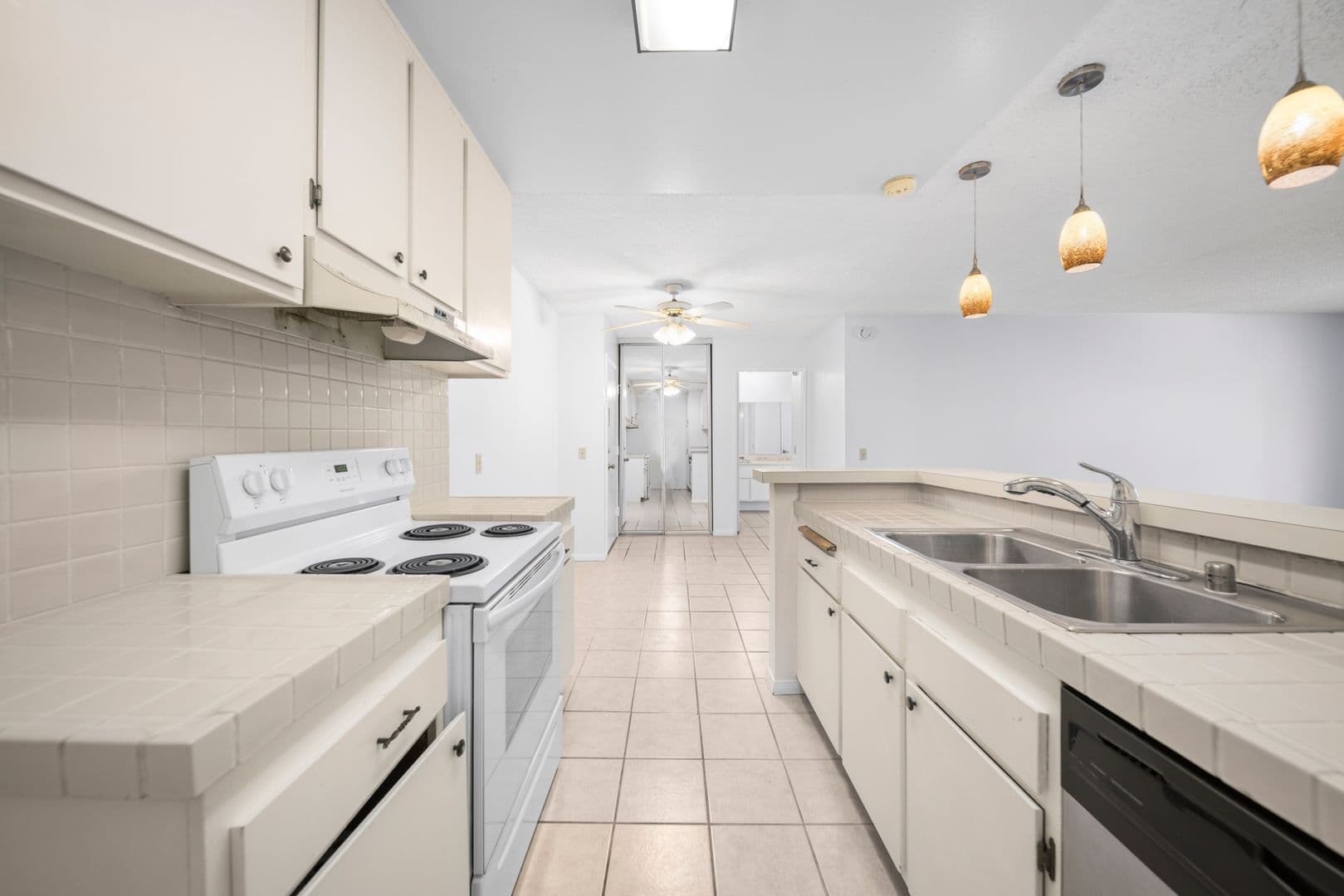 Valencia House: 23515 Lyons Ave. #261