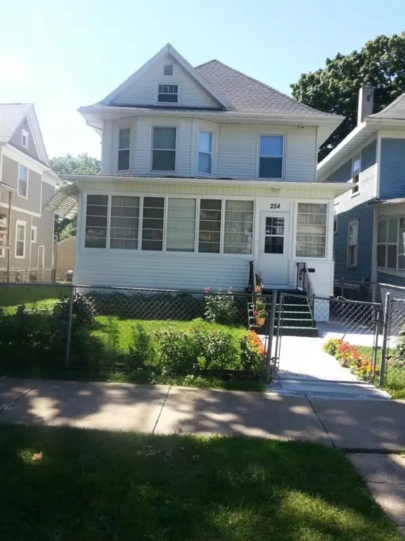 Waterloo House: 254 Western Ave