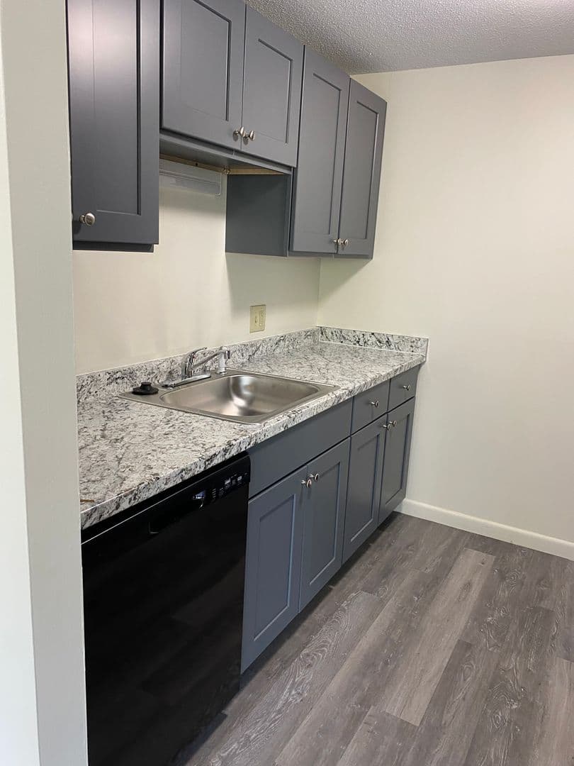 Manchester Apartment: 150 River Road