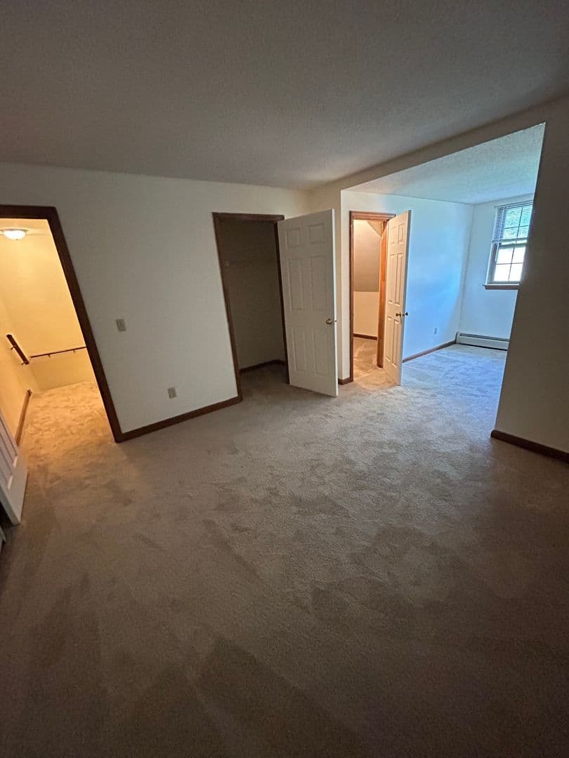 Merrimack Townhome: 13 Hummingbird Lane