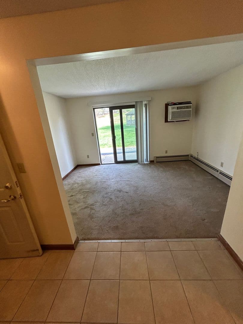 Merrimack Townhome: 13 Hummingbird Lane