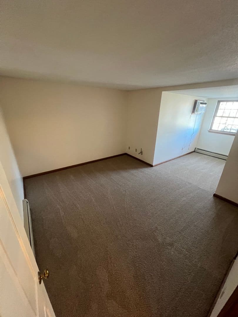 Merrimack Townhome: 13 Hummingbird Lane