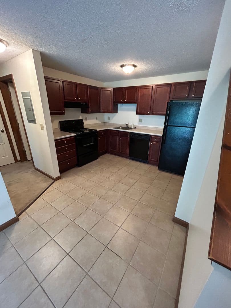 Merrimack Townhome: 13 Hummingbird Lane