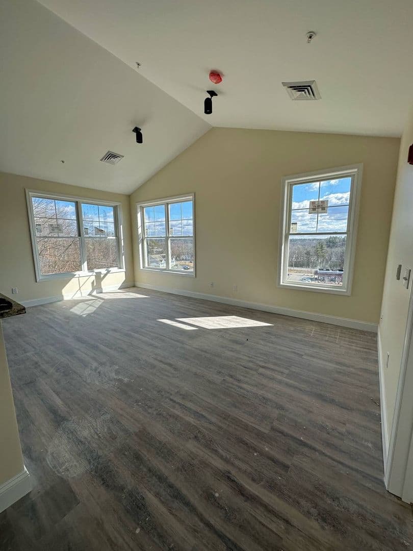Merrimack Apartment: 366 Daniel Webster Highway