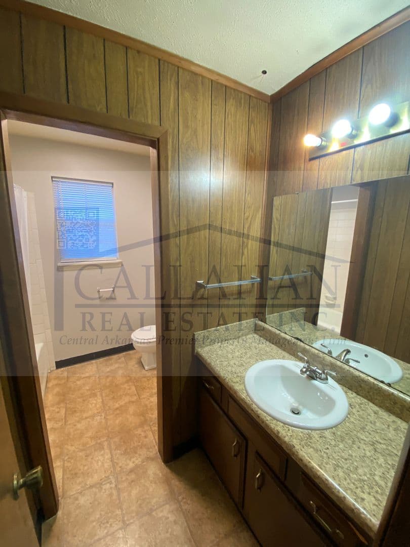 Sherwood Apartment: 8211 Woodview