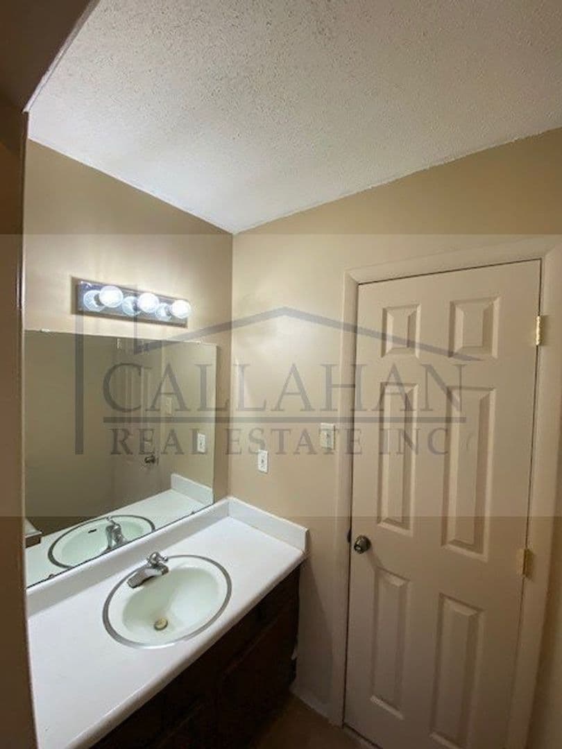 Sherwood Apartment: 8205 East Woodview Dr