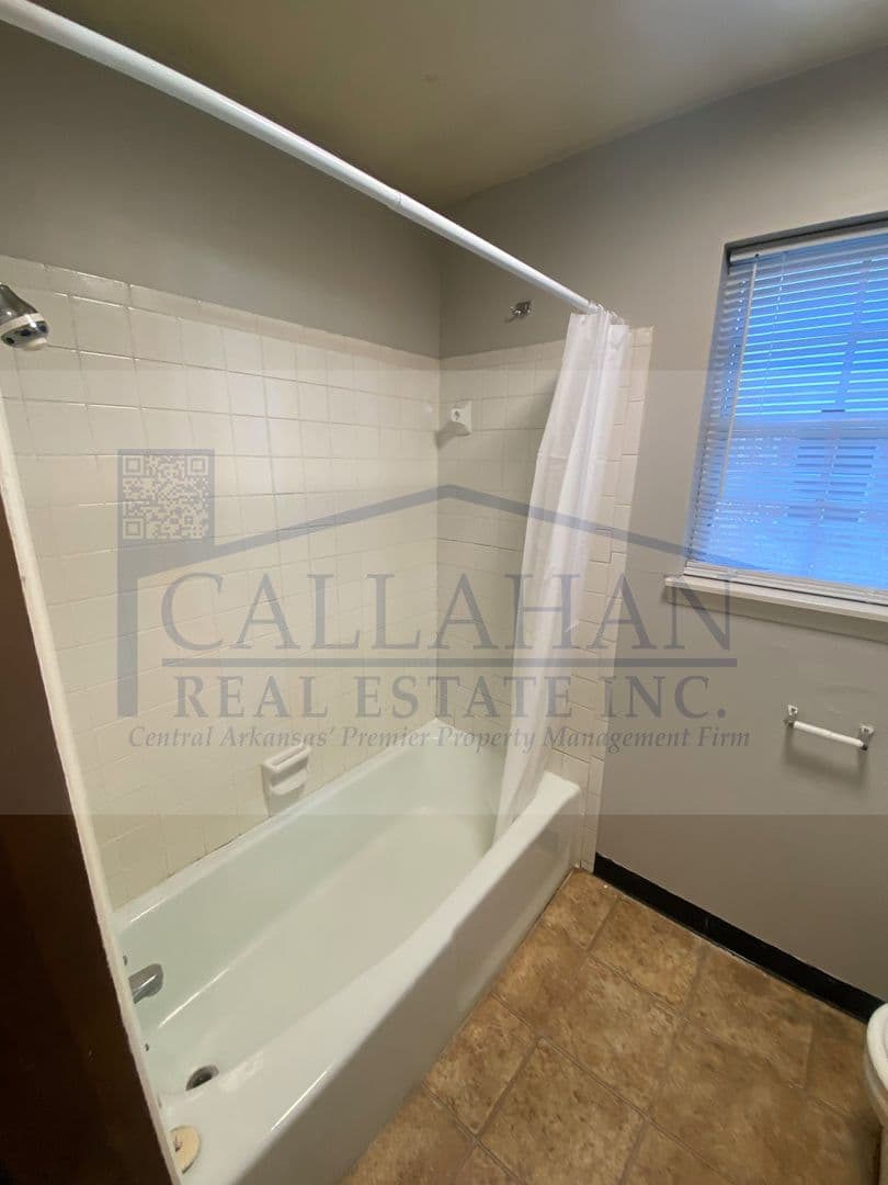 Sherwood Apartment: 8211 Woodview