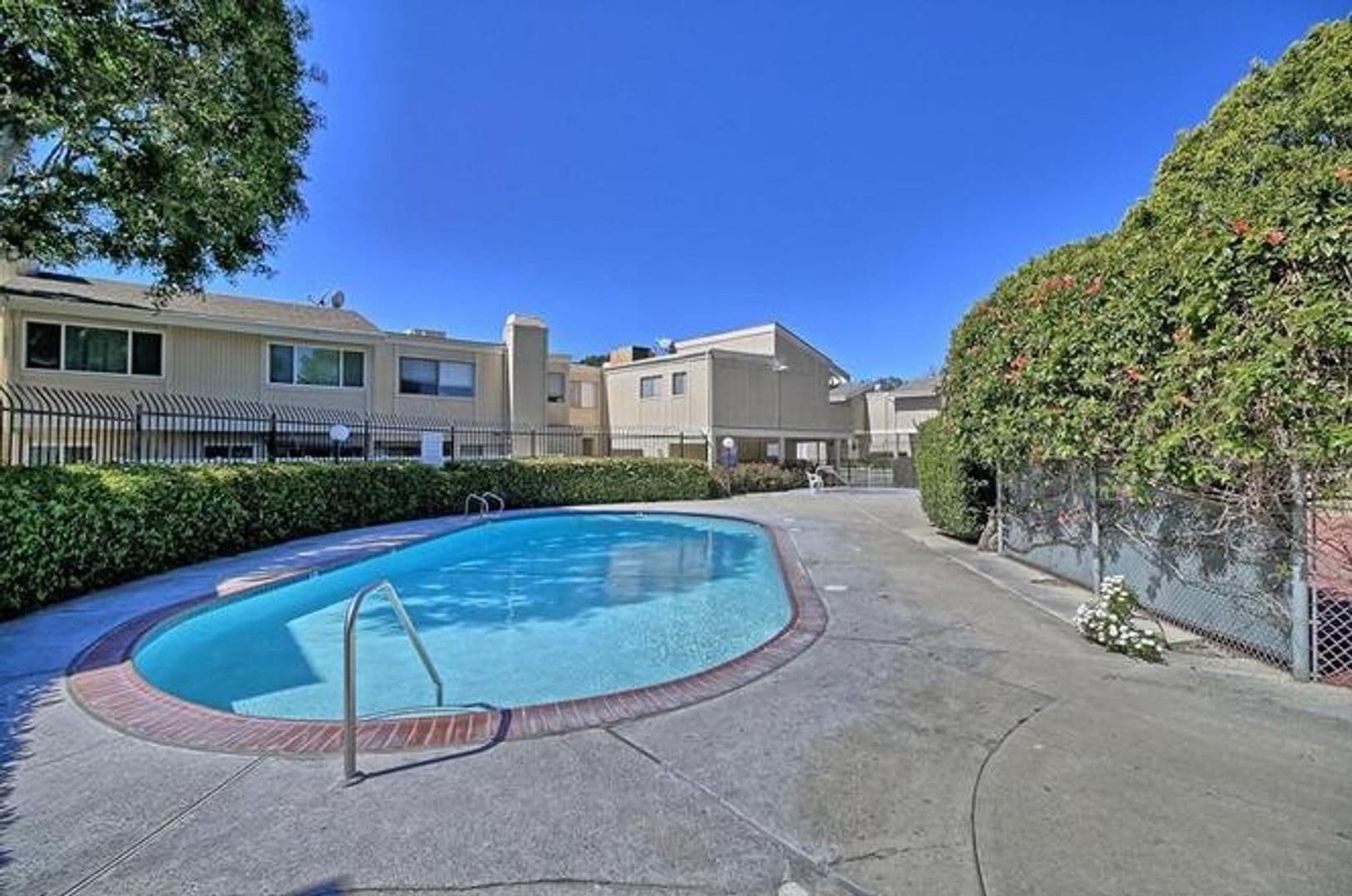 Ventura House: 1274 San Simeon #4