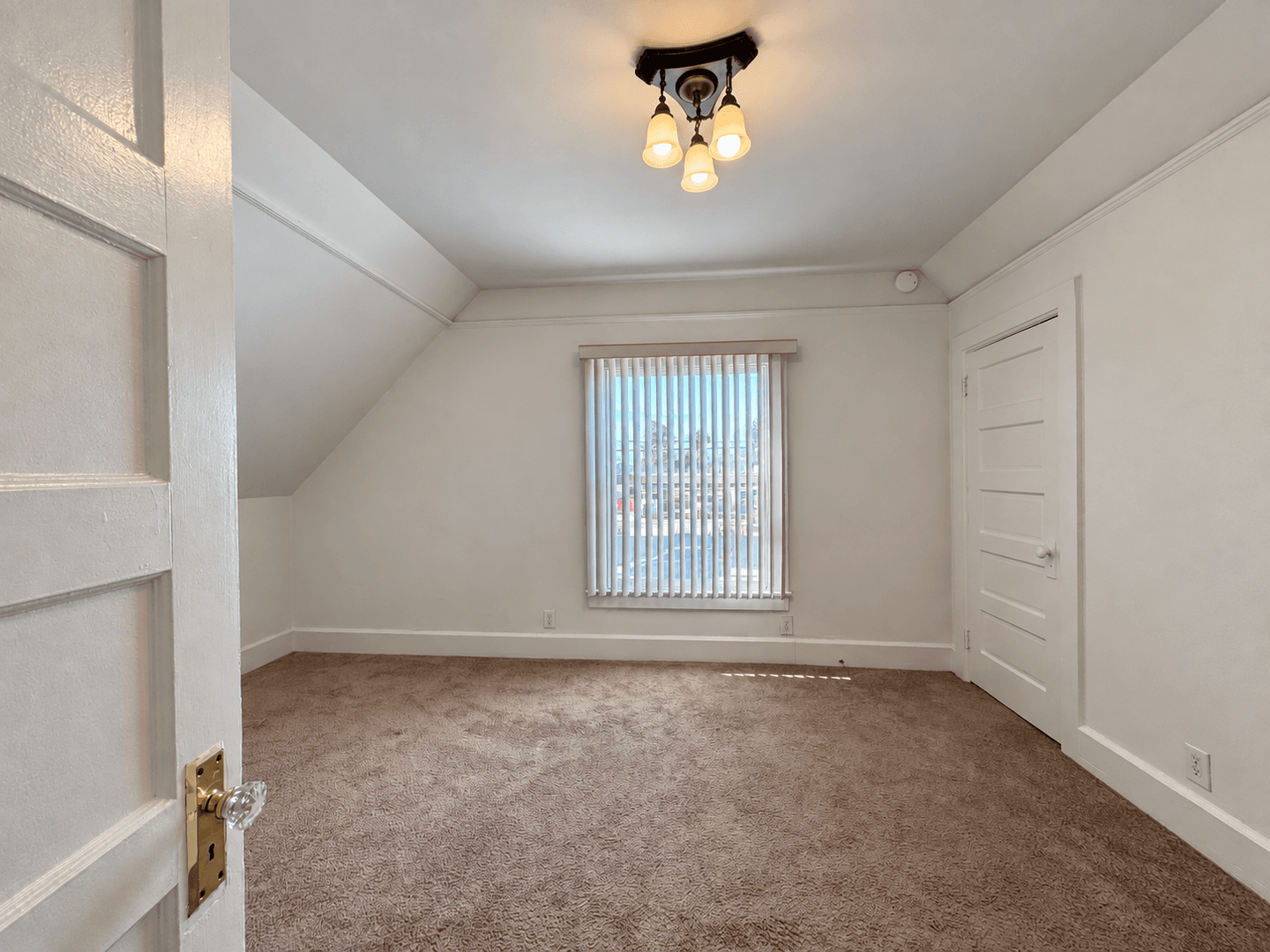 Ventura Apartment: 267 W. Park Row #B