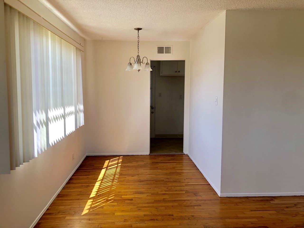 Ventura Apartment: 2559-2561 Sunset