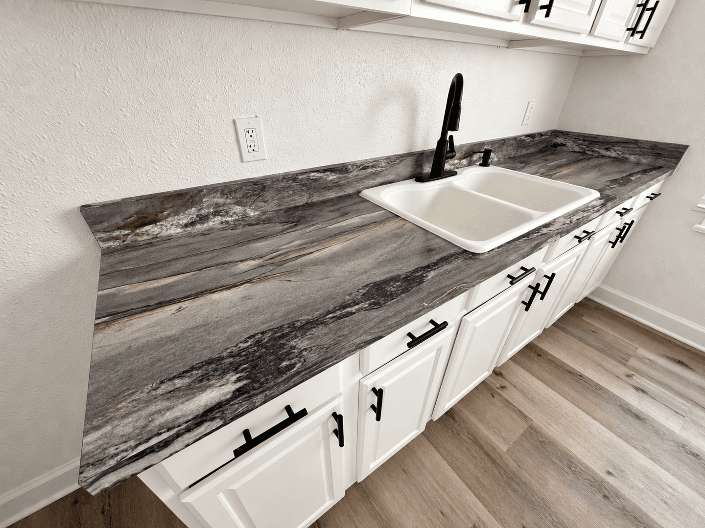 Ventura Apartment: 915 Poinsettia Place