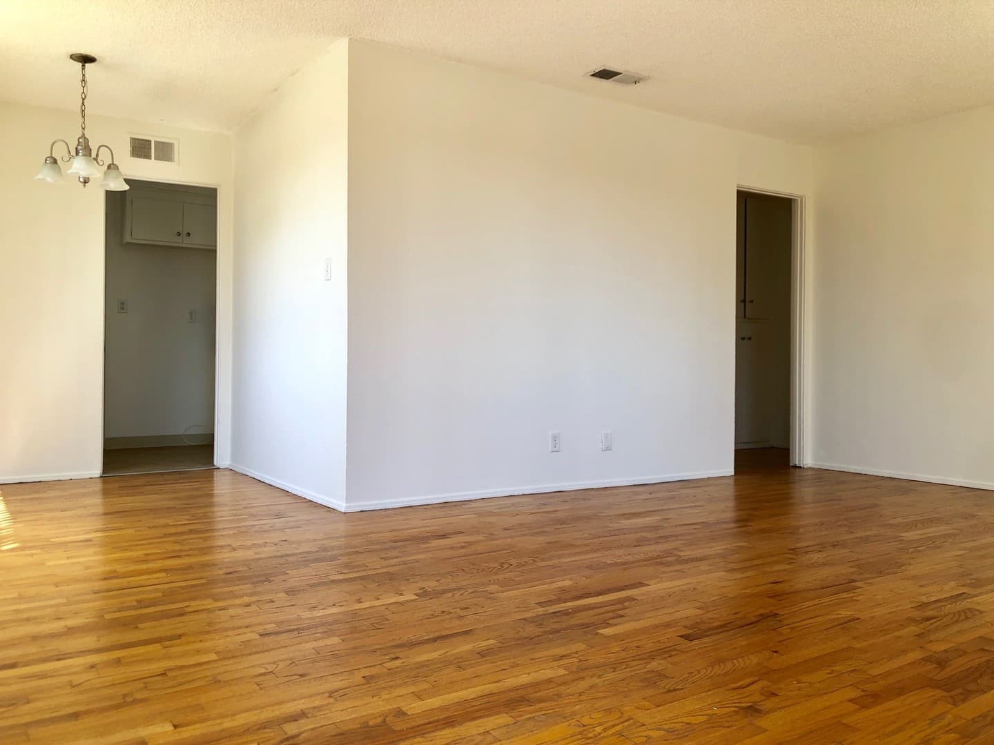Ventura Apartment: 2559-2561 Sunset