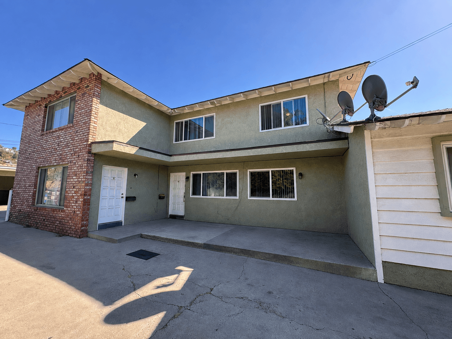 Santa Paula House: 211 E. Santa Paula Street #B