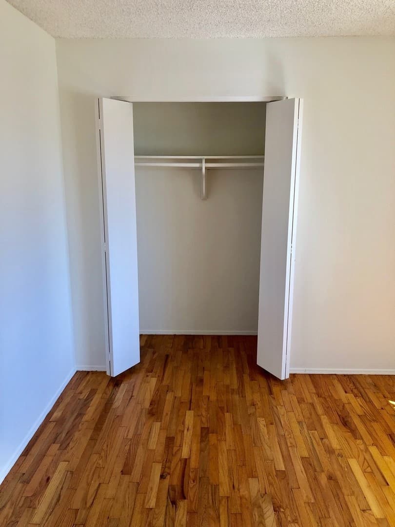Ventura Apartment: 2559-2561 Sunset