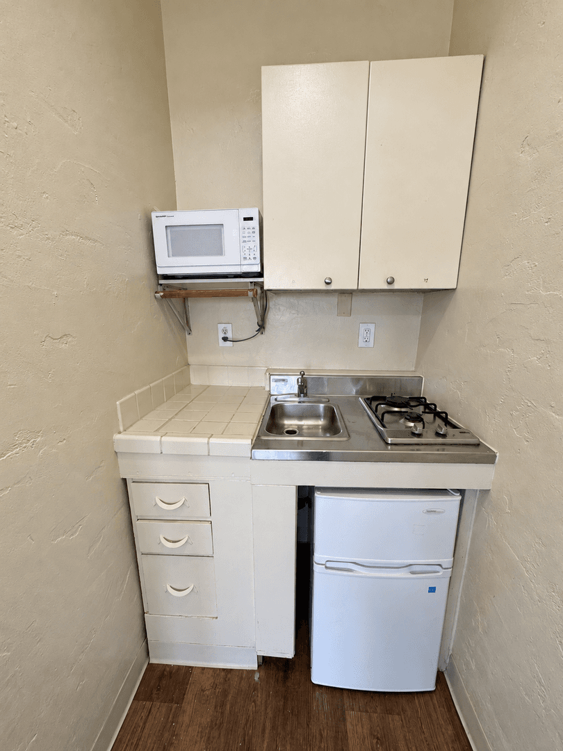 Ventura Apartment: 1209 E. Main Street