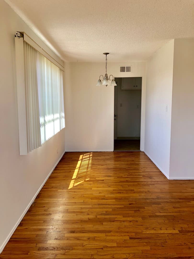 Ventura Apartment: 2559-2561 Sunset