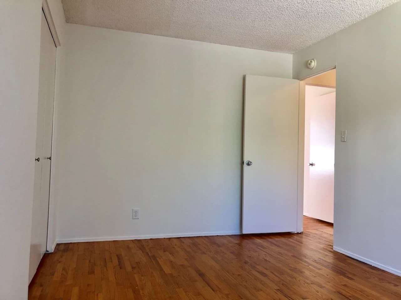 Ventura Apartment: 2559-2561 Sunset