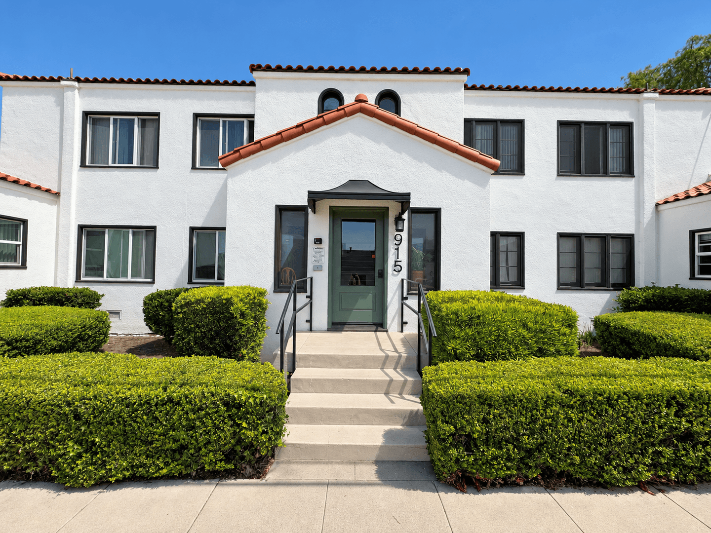 Ventura Apartment: 915 Poinsettia Place
