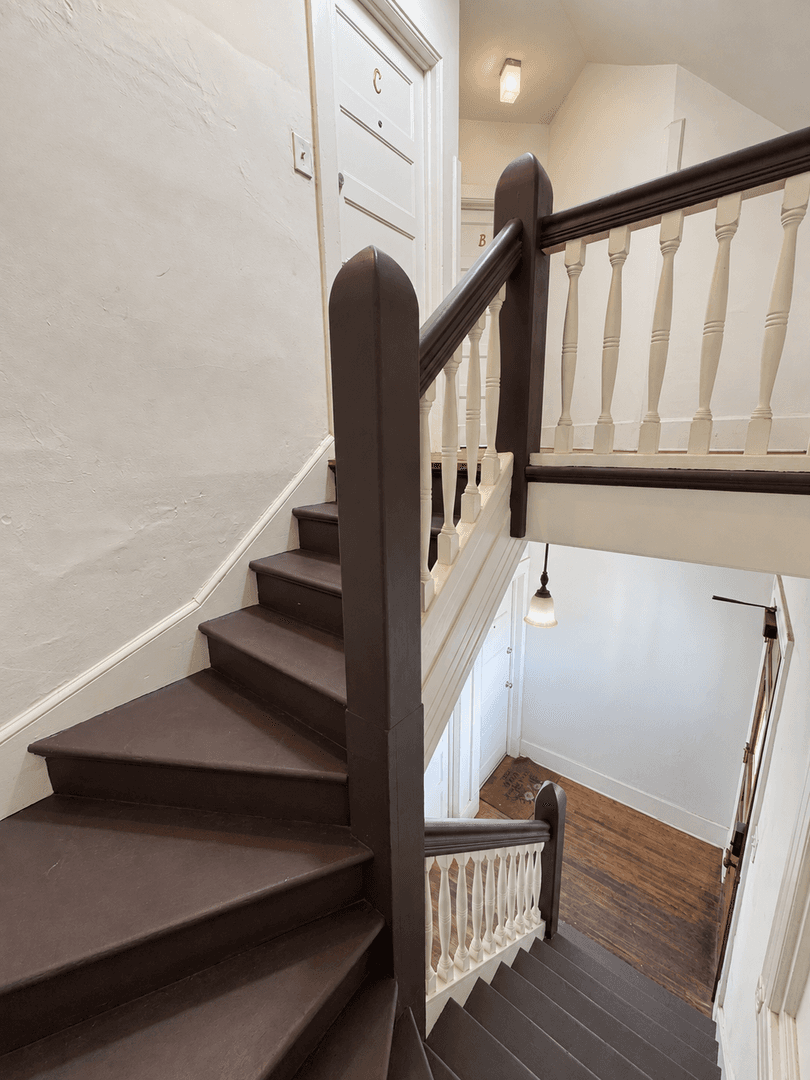 Ventura Apartment: 267 W. Park Row #B