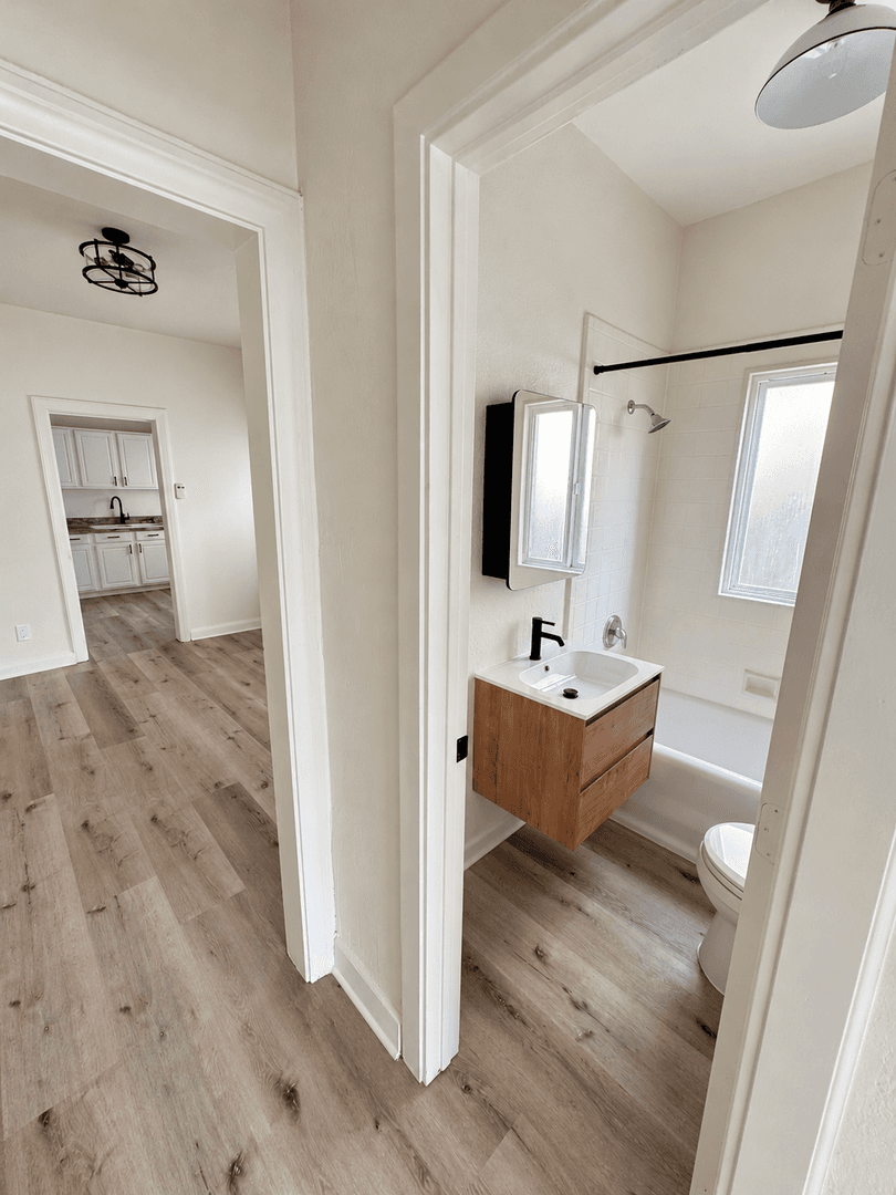 Ventura Apartment: 915 Poinsettia Place