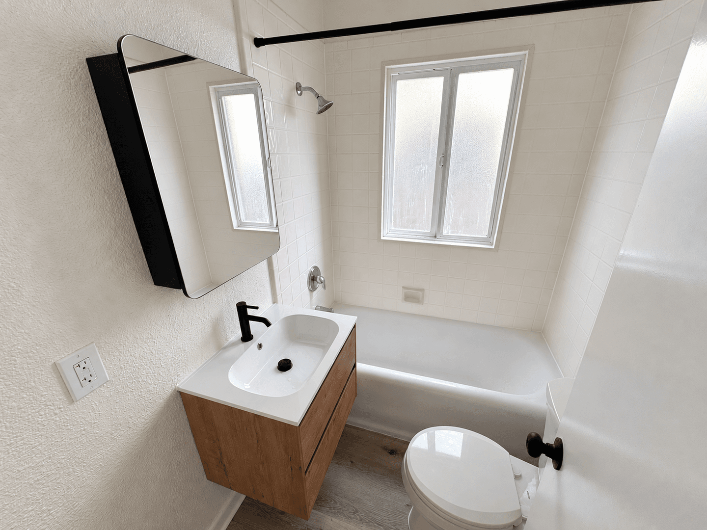 Ventura Apartment: 915 Poinsettia Place