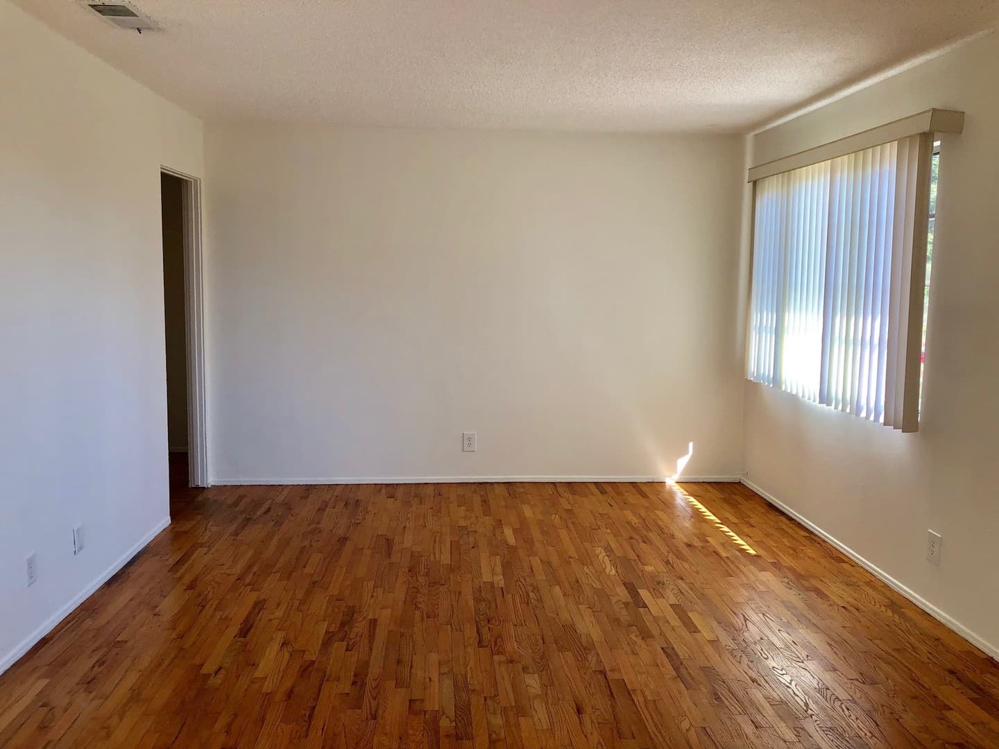 Ventura Apartment: 2559-2561 Sunset