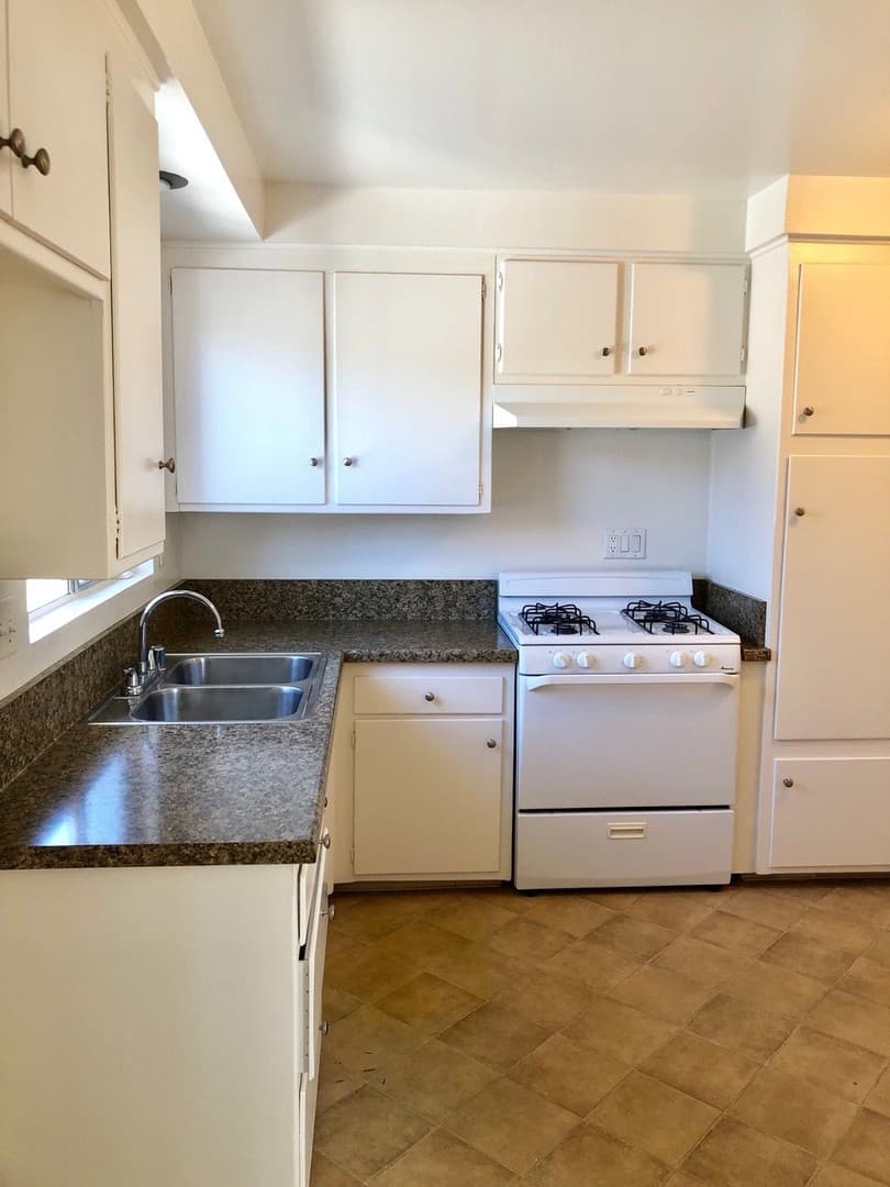 Ventura Apartment: 2559-2561 Sunset