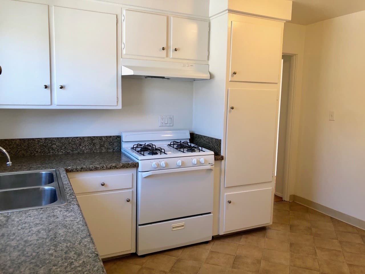 Ventura Apartment: 2559-2561 Sunset